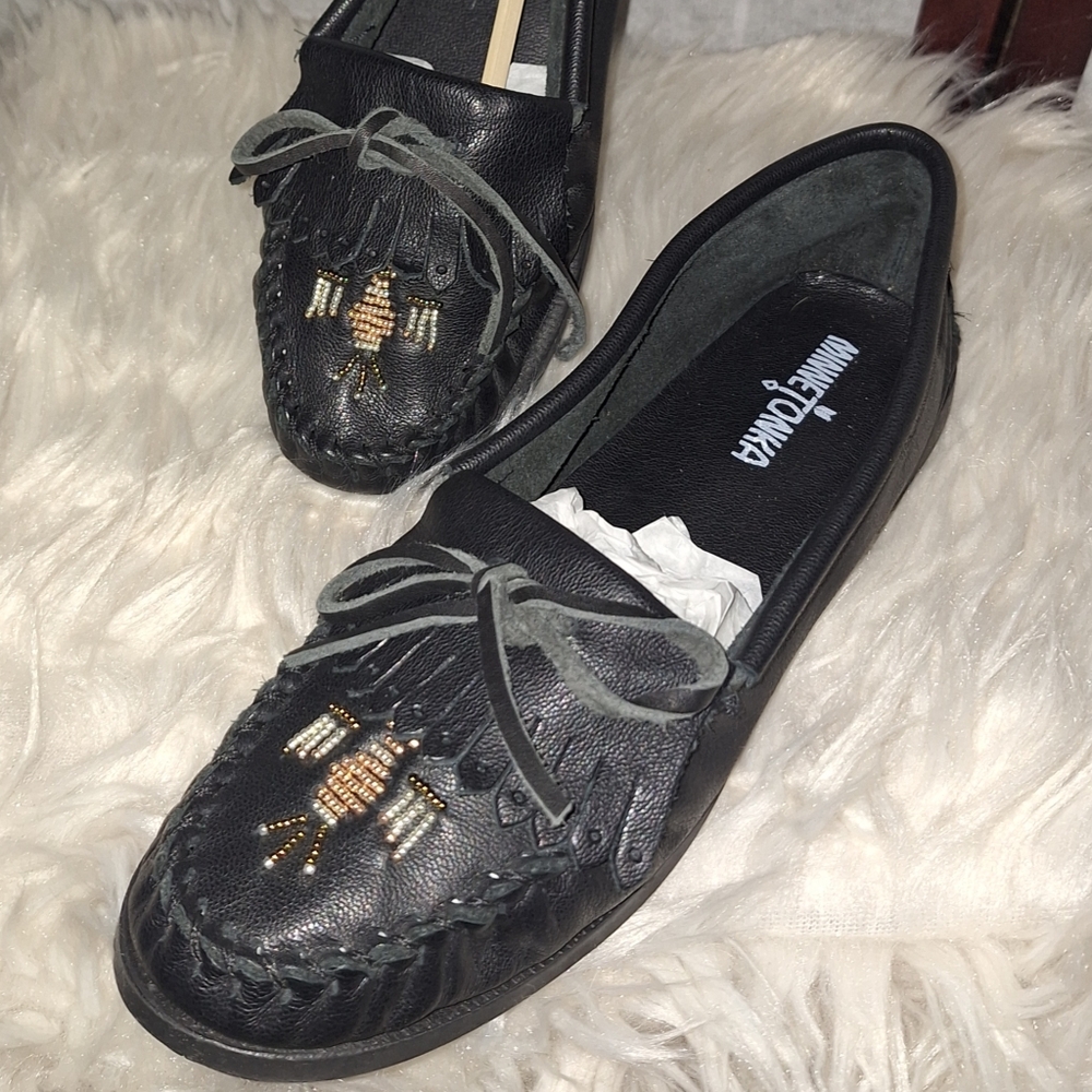 Minnetonka | Black Leather Tribal Beaded Bow Moccasin Shoe - Picture 14 of 14